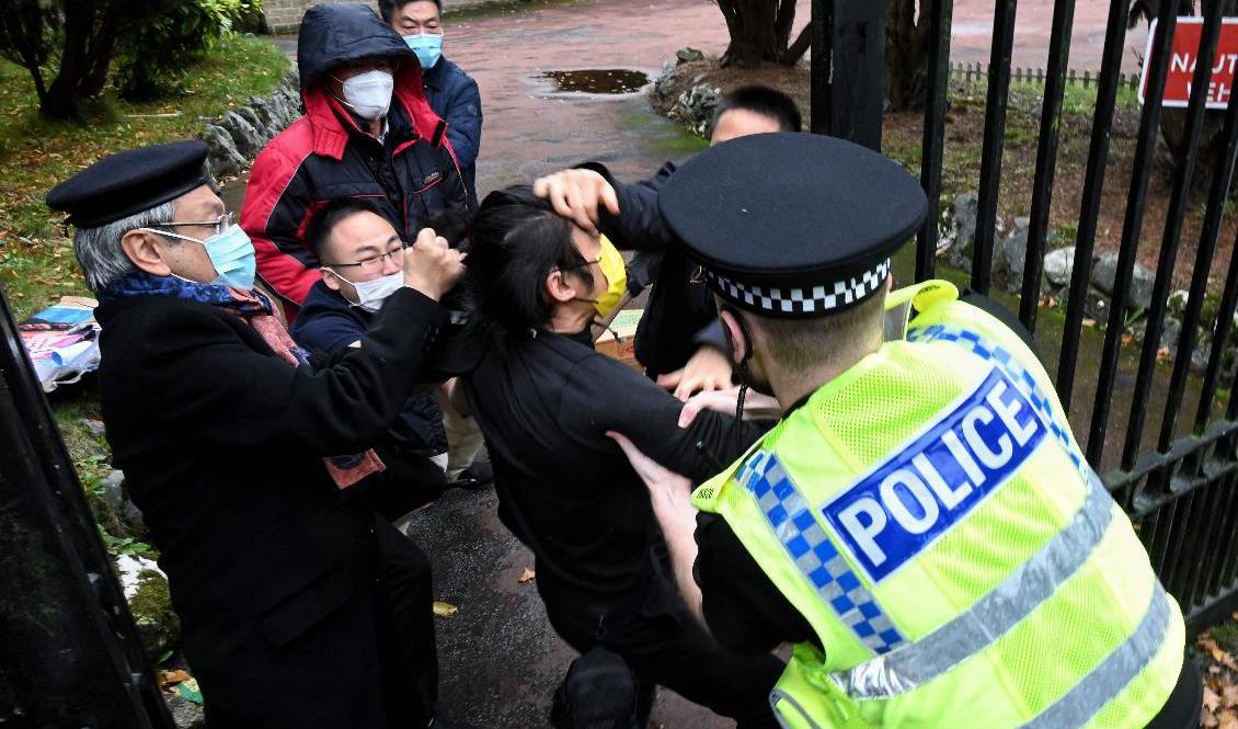 Dragkampen vid grinden till Kinas konsulat. Mannen till vänster kan vara Kinas generalkonsul, enligt brittiska medier. Bilden togs i måndags. Foto: Matthew Leung/The Chaser News/AFP/TT