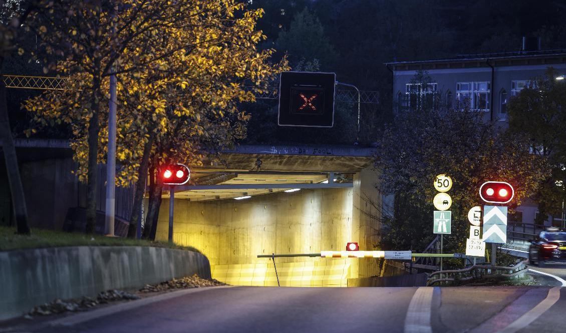 Avstängd tunnelnedfart efter att en mannen har hittats skadad i en bil i Södra länken i Stockholm. Foto: Fredrik Persson/TT