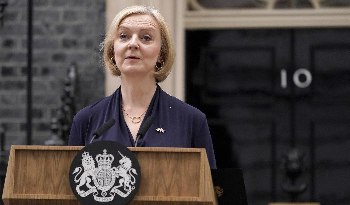 Storbritanniens premiärminister Liz Truss meddelar sin avgång utanför 10 Downing Street. Foto: Alberto Pezzali/AP/TT