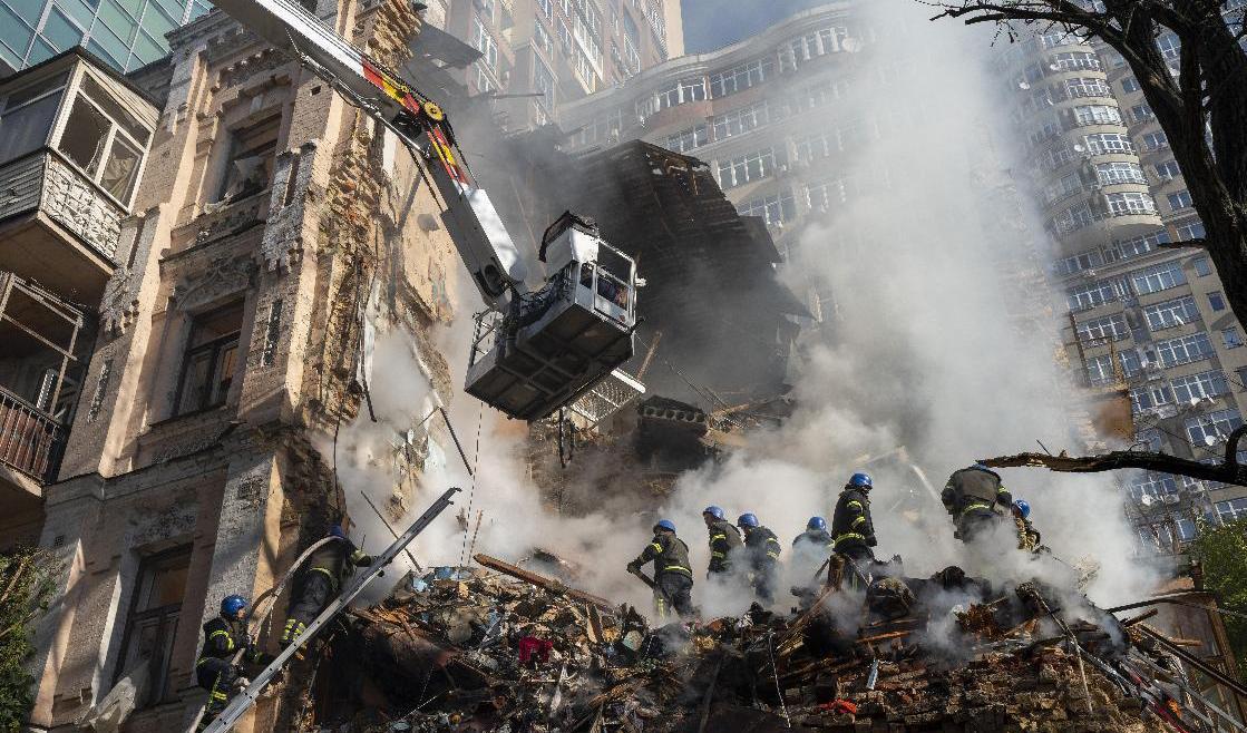 Ukraina ser ett ökat ryskt hot i den norra delen av landet där huvudstaden Kiev ligger. Här syns resultatet av en rysk drönarattack i Kiev i måndags. Foto: Roman Hrytsyna/AP/TT