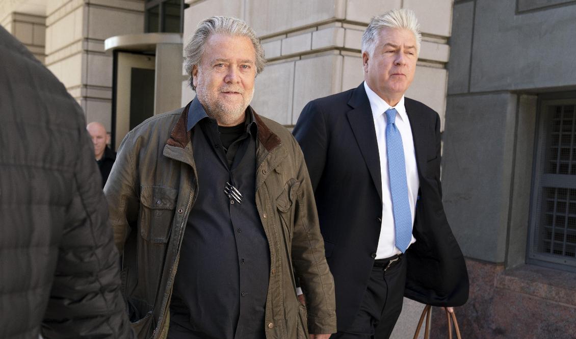 Steve Bannon (till vänster) får fyra månaders fängelse för kongresstrots. Foto: Jose Luis Magana