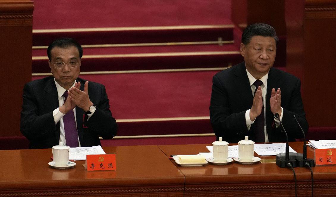 Li Keqiang och Xi Jinping vid lördagens kongressavslutning. Foto: Ng Han Guan/AP/TT