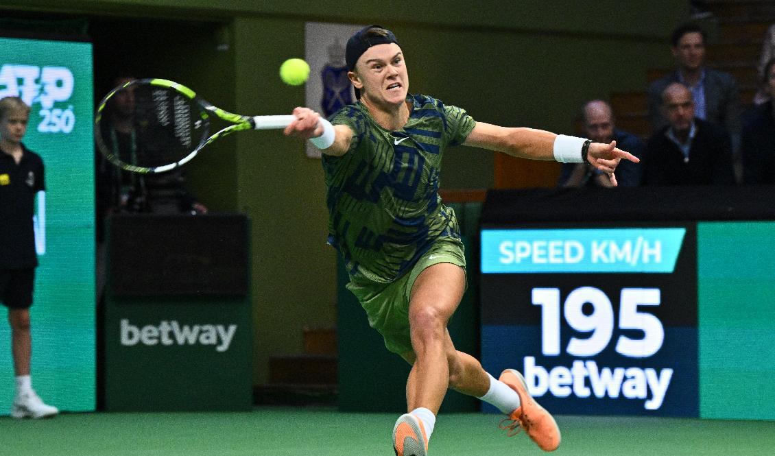 Holger Rune besegrade Stefanos Tsitsipas och tog hem titeln i Stockholm Open. Foto: Claudio Bresciani/TT