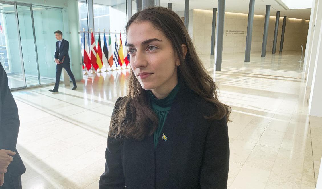 Klimat-och miljöminister Romina Pourmokhtari (L) har gjort debut på EU:s miljöministermöte. I Sverige vill hon göra politiken mer verklighetsnära. Foto: Lars Larsson/TT