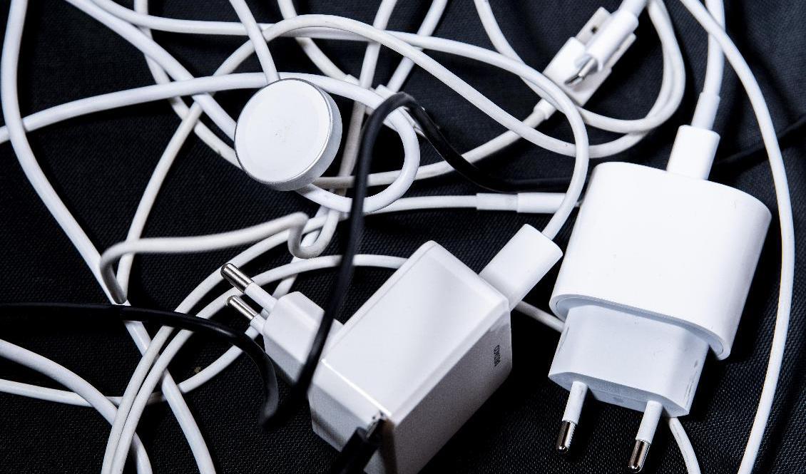 Efter mer än ett årtionde av diskussioner tvingar EU tekniktillverkarna att från 2024 använda usb-c. Foto: Annika Byrde/AP/TT