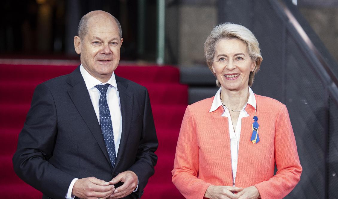 Olaf Scholz och EU-ledaren Ursula von der Leyen på konferensen i Berlin. Foto: Christophe Gateau/DPA/AP/TT