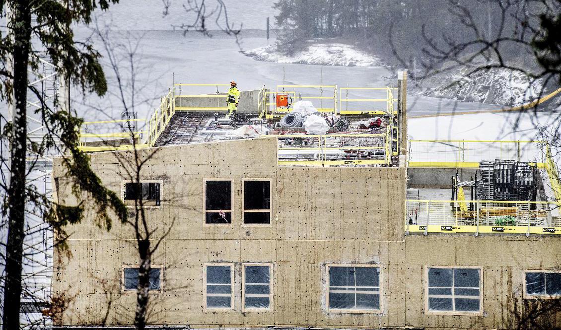 Höga räntor, hög inflation och dyrt byggmaterial slår hårt mot bostadsbyggandet under nästa år, enligt en prognos från Byggföretagen. Arkivbild. Foto: Tomas Oneborg/SvD/TT