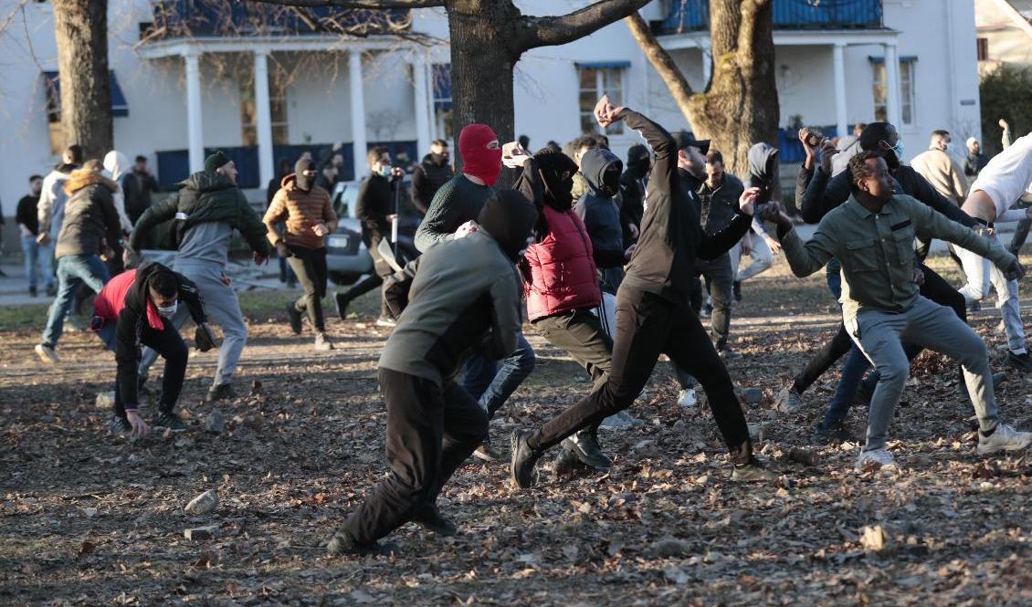 Demonstranter kastar sten mot polisen i Sveaparken i Örebro i påskas. Arkivbild. Foto: Kicki Nilsson/TT