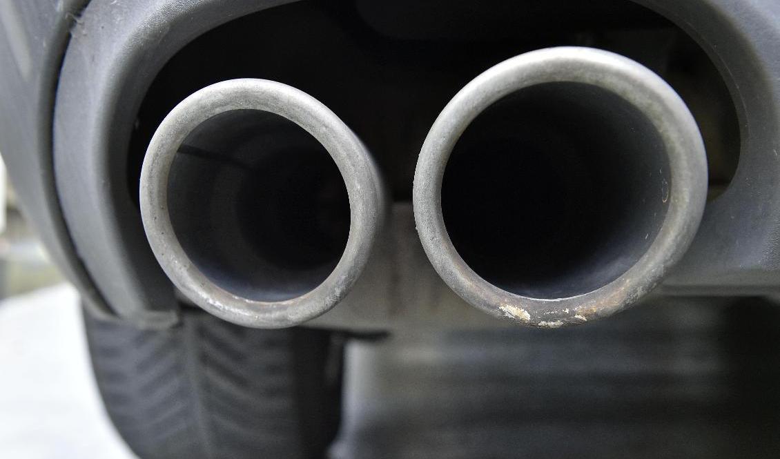 EU-parlamentet och ministerrådet enades under torsdagen om nya regler för att fasa ut användningen av fossildrivna bilar. Foto: Martin Meissner/AP/TT