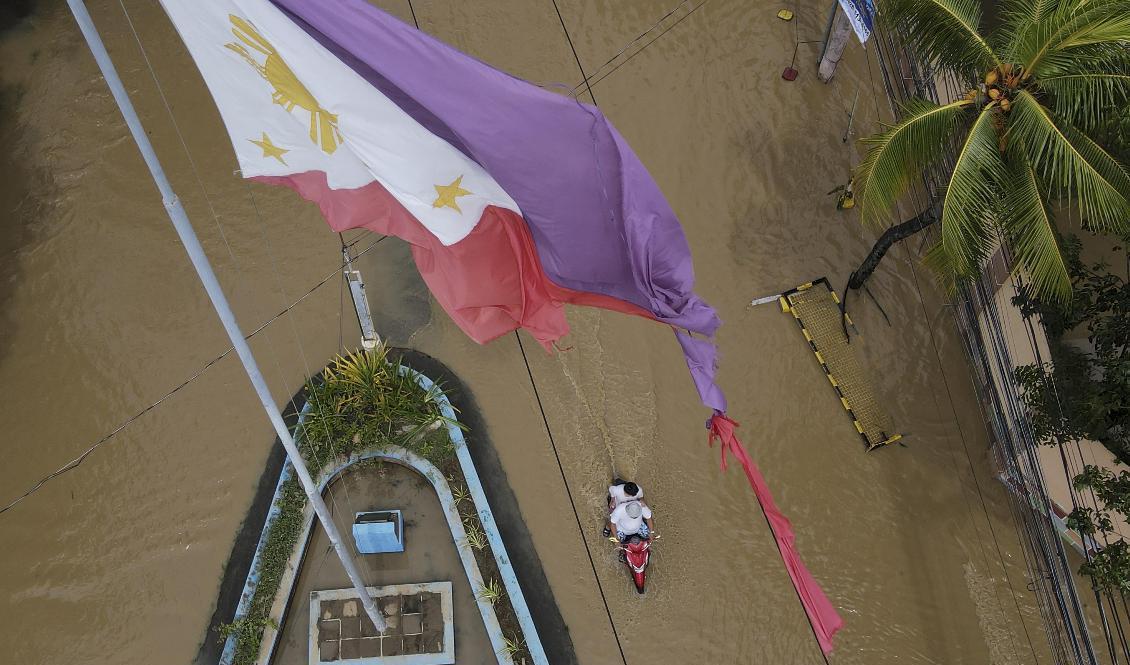 En översvämmad gata i provinsen Bulacan i september, under tyfonen Norus framfart. Foto: Aaron Favila/AP/TT