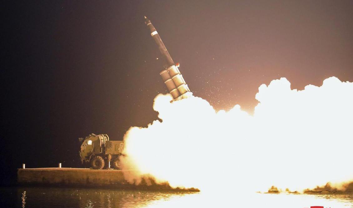 Bilden sägs visa en robotuppskjutning och kommer från nordkoreanska regeringen. Foto: AP/TT