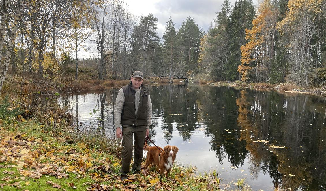 Patrik Erixon vid en sågdamm i Disevidån som har sin början sydost om det planerade gruvprojektet och rinner via Tåkern ut i Vättern. Foto: Privat