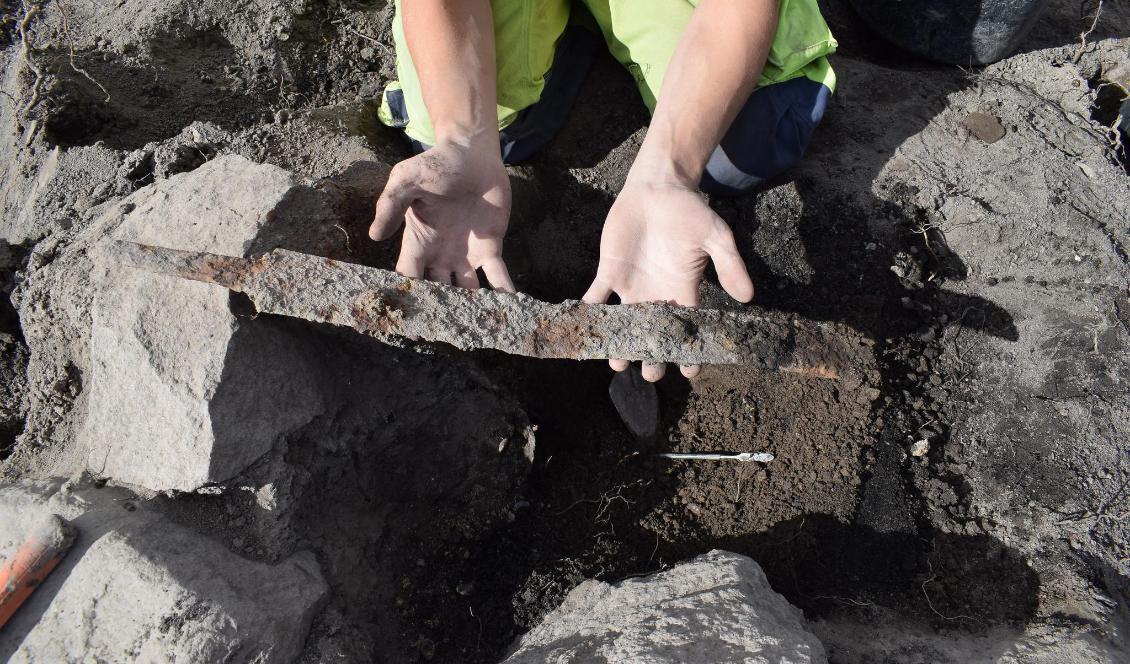 Ett svärd från vikingatiden  har hittats av arkeologer i samband med en utgrävning. Foto: Arkeologerna vid Statens historiska museer