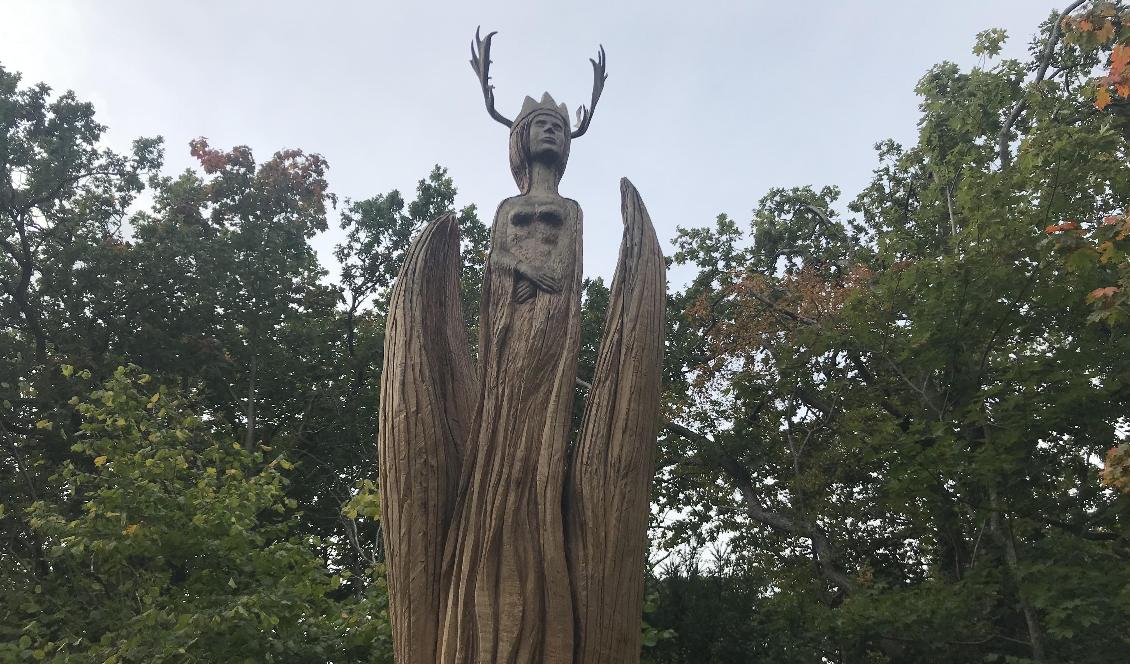 Susanne Demånes verk Genesis är hugget ur ett bokträd vars rötter fortfarande är väl fästa i marken. Skulpturen har en höjd på fem meter. Foto: Anton Nilsson