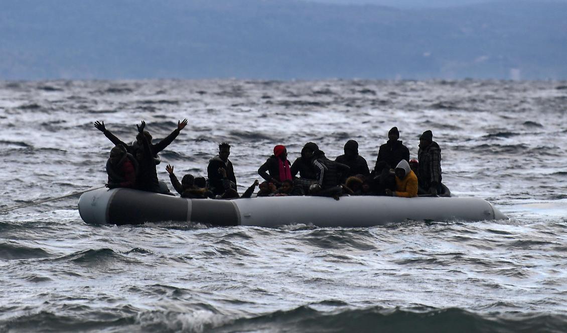 På bilden som är tagen den 29 februari 2020 syns migranter från Gambia och Kongo vid ön Lesbos mellan Turkiet och Grekland. Foto. Aris Messinis/AFP via Getty Images