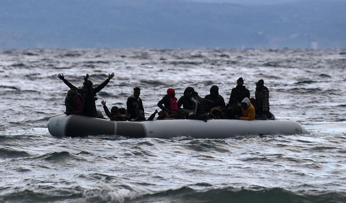



På bilden som är tagen den 29 februari 2020 syns migranter från Gambia och Kongo vid ön Lesbos mellan Turkiet och Grekland. Foto. Aris Messinis/AFP via Getty Images                                                                                                                                                                                