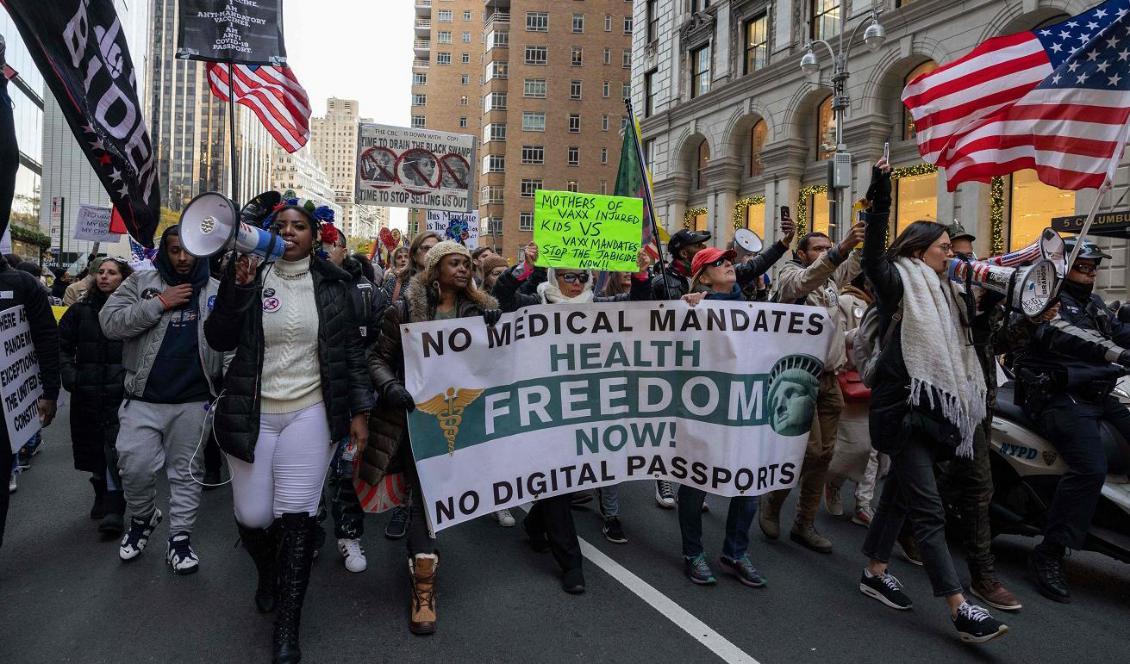 
Demonstranter protesterar mot krav på vaccinering av covid-19 den 20 november 2021 i New York. Foto: Yuki Iwamura/AFP via Getty Images                                            