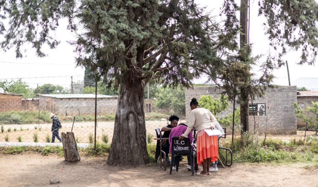 Tjänstemän vid Lesothos oberoende valkommission samlas vid skolan Maseru Methodist Primary där förberedelser görs inför morgondagens val til parlamentet. Foto: Marco Longari /AFP via Getty Images