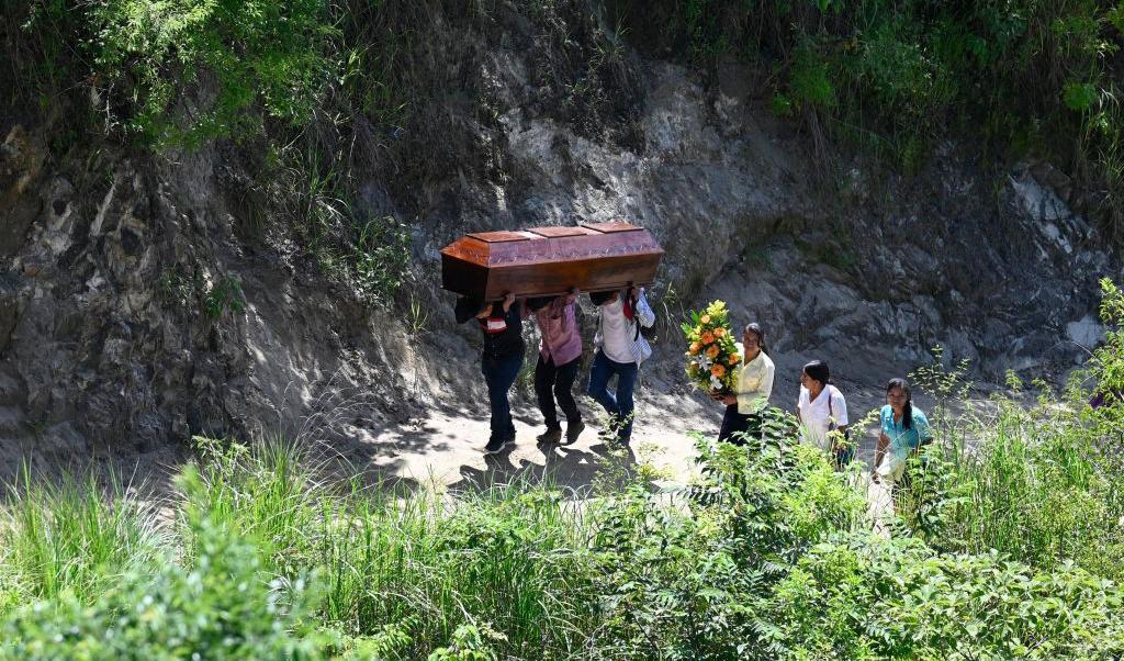 

Släktingar till en avliden bär kistan till begravningsplatsen. En buss körde av en bergsvägen vid byn Conacaste i Guatemala. Den störtade nerför bergsidan varav minst 17 personer dödades och 13 skadades. Foto: Johan Ordenez/AFP via Getty Images                                                                                        
