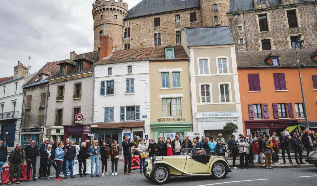 
Den franska vägen RN7, Route Nationale 7, samlar entusiaster för äldre bilar nära La Palisse och de minns  sommarsemestrarna på 60- och 70-talen och trafikstockningar där. Vägen går mellan Paris och den italienska gränser. Foto: Olivier Chassignole/AFP via Getty Images                                            