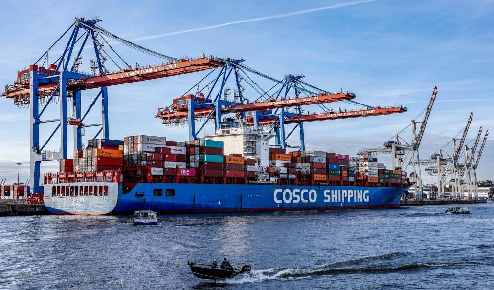 Containerfartyget från Cosco Shipping, Kina,  lossar vid Hamburgs hamnterminal som Kina villle köpa 35 procent av. Trots varningar  betonade kanslern Schulz vikten av starka handelsband mellan Kina och Tyskland. Cosco fick köpa en andel  "under 25 procent". Foto: Axel Heimken/AFP via Getty Images
