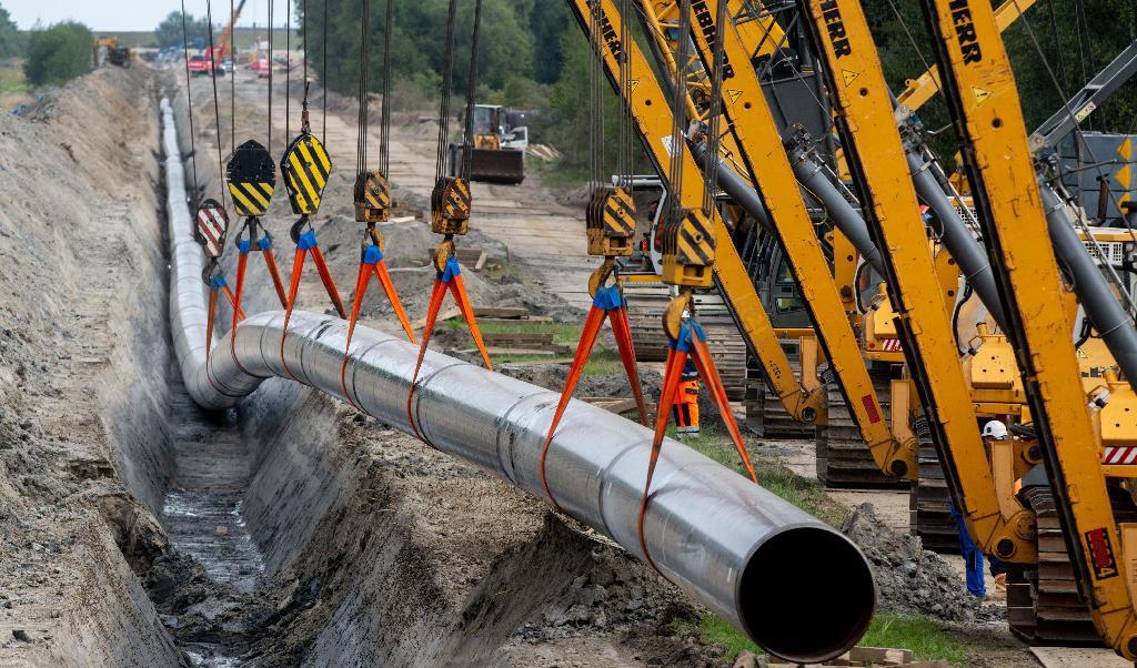 Pipeline för naturgas dras till en hamn vid tyska Nordsjökusten dit fartyg från bland andra USA och Qatar levererar flytande naturgas. Foto: David Hecker/Getty Images