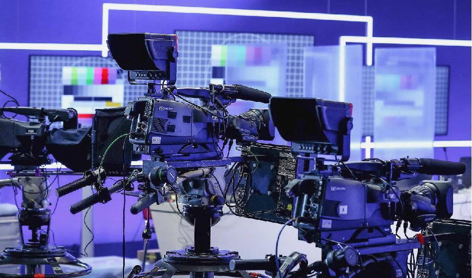 TV-kameror i en studio i en mässhall i Magdeburg i Tyskland. De stora mediebolagen har enorm makt över medborgarnas världsbild. Foto: Ronny Hartmann/AFP via Getty Images