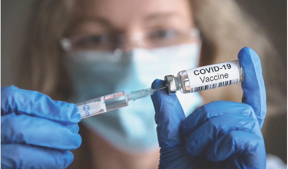 Vaccination mot covid-19 har bedömts som säker. Men ny statistik vad gäller allvarliga biverkningar pekar på att säkerheten behöver ses över, menar debattörerna. Foto: Viacheslav Lopatin/Shutterstock