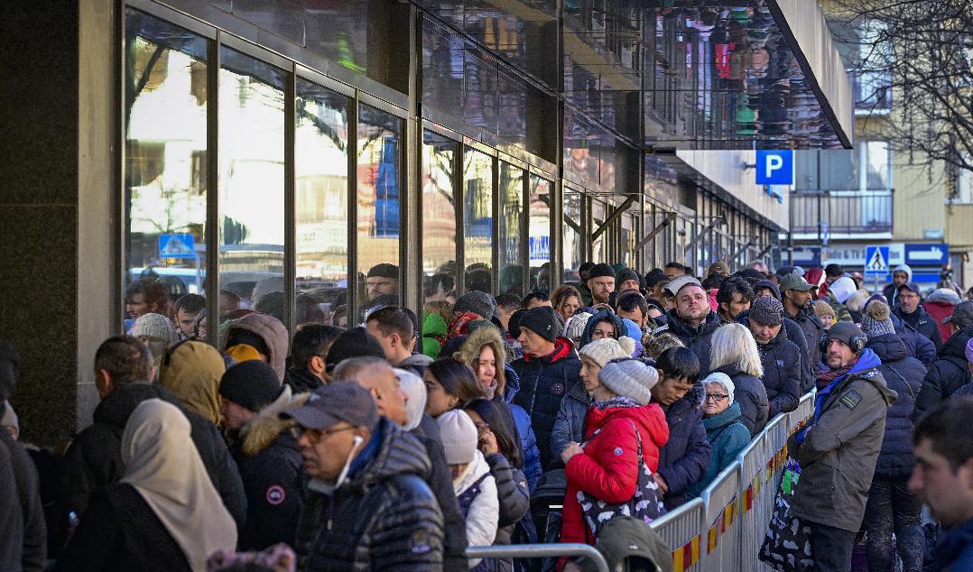 Efter årsskiftet kan ukrainska flyktingar behöva köa utanför Migrationsverket igen när massflyktsdirektivet förlängs. Arkivbild. Foto: Jonas Ekströmer/TT