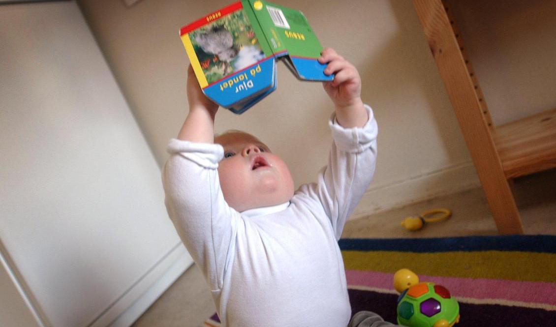 Tiomånaders gosse läser bok. Arkivbild. Foto: Fredrik Sandberg/TT