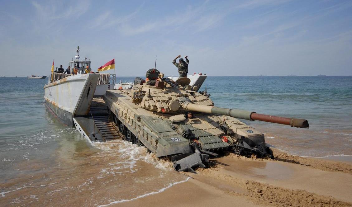 En indisk T-72 landsätts under en övning. Arkivbild. Foto: Ajit Solanki/AP/TT