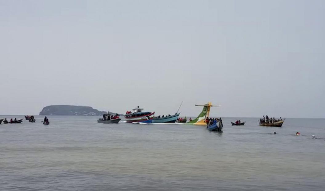 Ett flygplan från Tanzania har störtat i Victoriasjön. Foto: Ayo TV/AP/TT