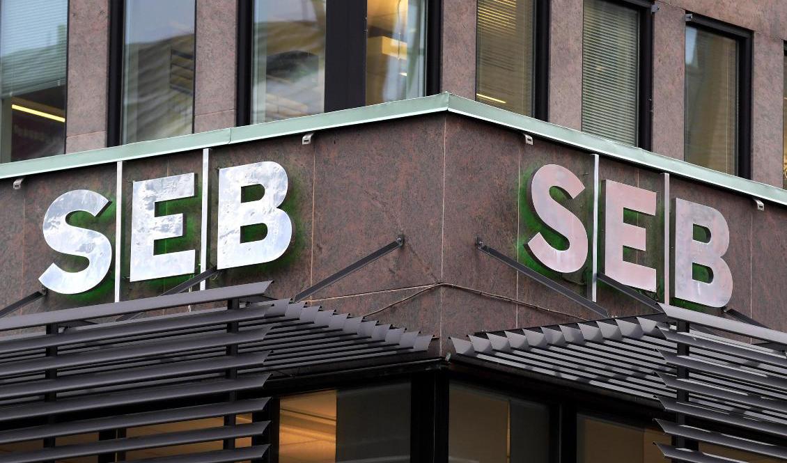 Storbanken SEB:s ekonomer räknar med ett BNP-fall på 1,5 procent nästa år och att inflationen enligt KPIF-måttet lyfter till över 11 procent innan den börjar mattas av. Arkivbild Foto: Janerik Henriksson/TT