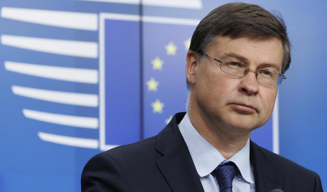 EU-kommissionens finansansvarige vice ordförande Valdis Dombrovskis kan redovisa en mörk höstprognos för ekonomin. Arkivbild. Foto: Olivier Matthys/AP/TT