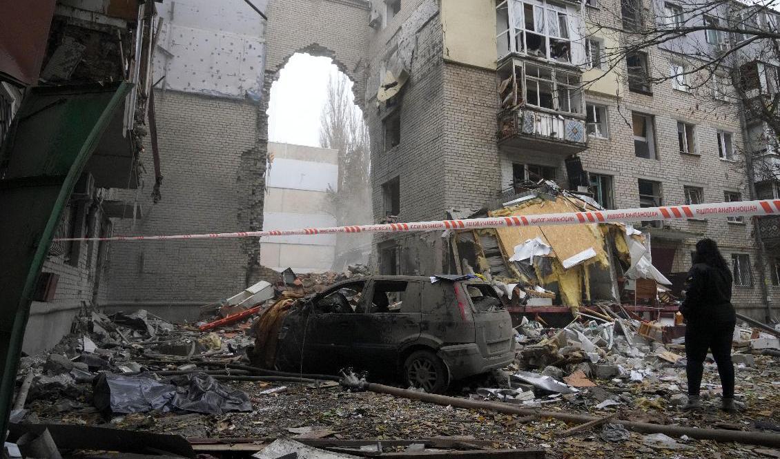 Avspärrning vid ett beskjutet bostadshus i Mykolajiv på fredagsmorgonen. Foto: Efrem Lukatsky/AP/TT
