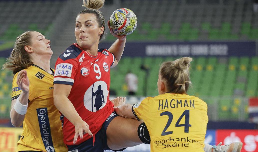 Norges Nora Mørk tar sig förbi Sveriges Kristin Thorleifsdottir och Nathalie Hagman. Foto: Christine Olsson/TT