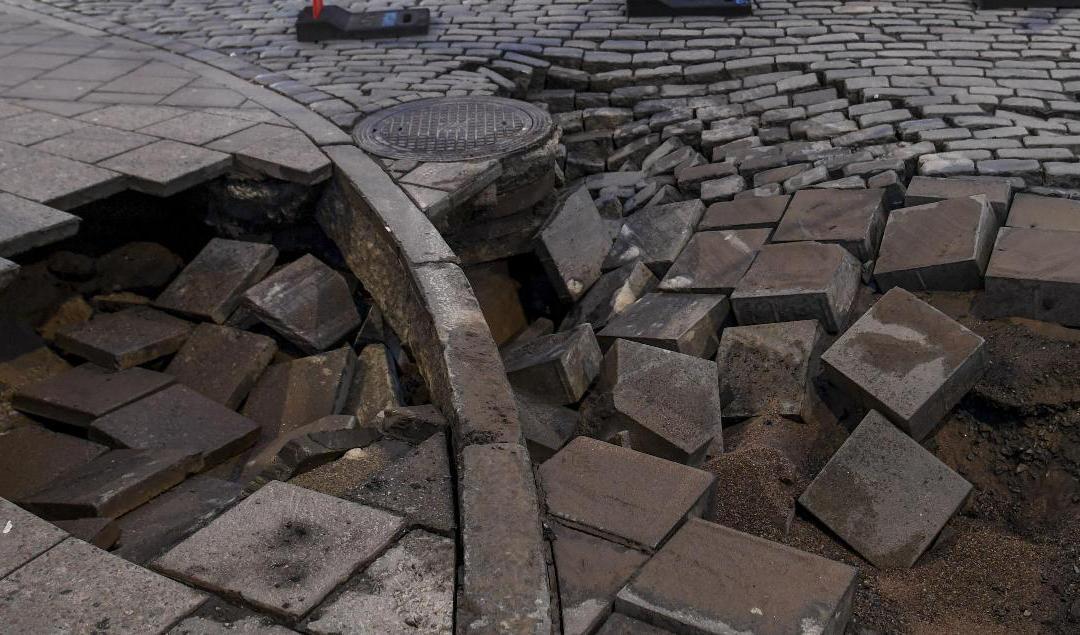 Vägbana som rasat ner i ett hål. Arkivbild. Foto: Fredrik Sandberg/TT