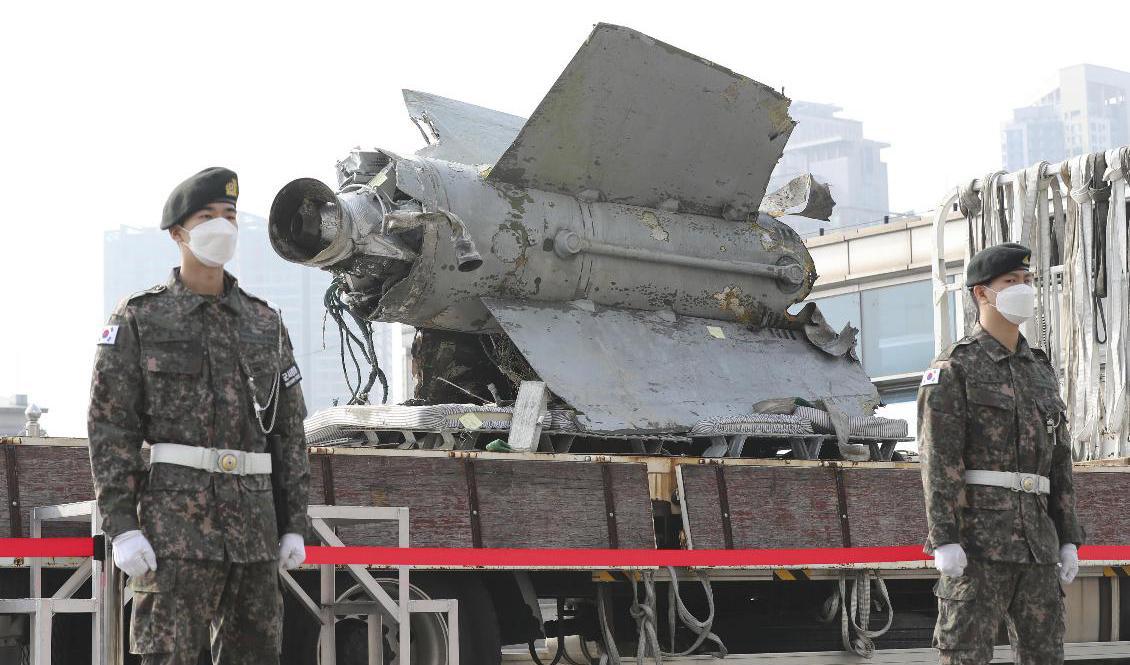 Resterna av en robot som Sydkoreas militär uppger är en nordkoreansk så kallad SA-5, som ska ha plockats upp i havet efter ett av Nordkoreas senaste vapentester. Arkivbild. Foto: Han Sang-kyun/AP/TT