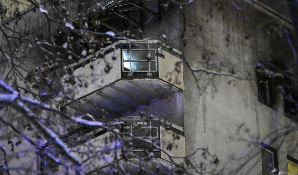 En person har förts med ambulans till sjukhus efter en brand i ett flerfamiljshus på Gärdet i Stockholm. Foto: Anders Wiklund/TT