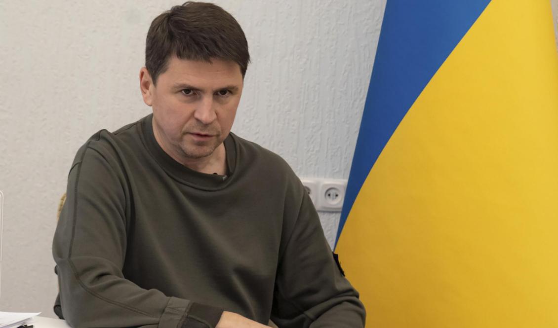President Volodymyr Zelenskyjs rådgivare Mychajlo Podoljak säger att det är bisarrt att väst försöker övertala Ukraina att förhandla med Moskva. Arkivbild. Foto: Nicolae Dumitrache/AP/TT