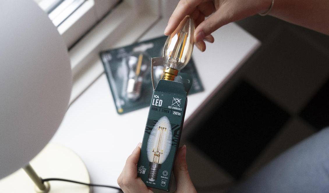 För att bli mer nöjda med sina elleverantörer efterfrågar kunderna mer information om hur man drar ner sina elkostnader, enligt Svenskt kvalitetsindex. Arkivbild på energisnål led-lampa. Foto: Fredrik Sandberg /TT