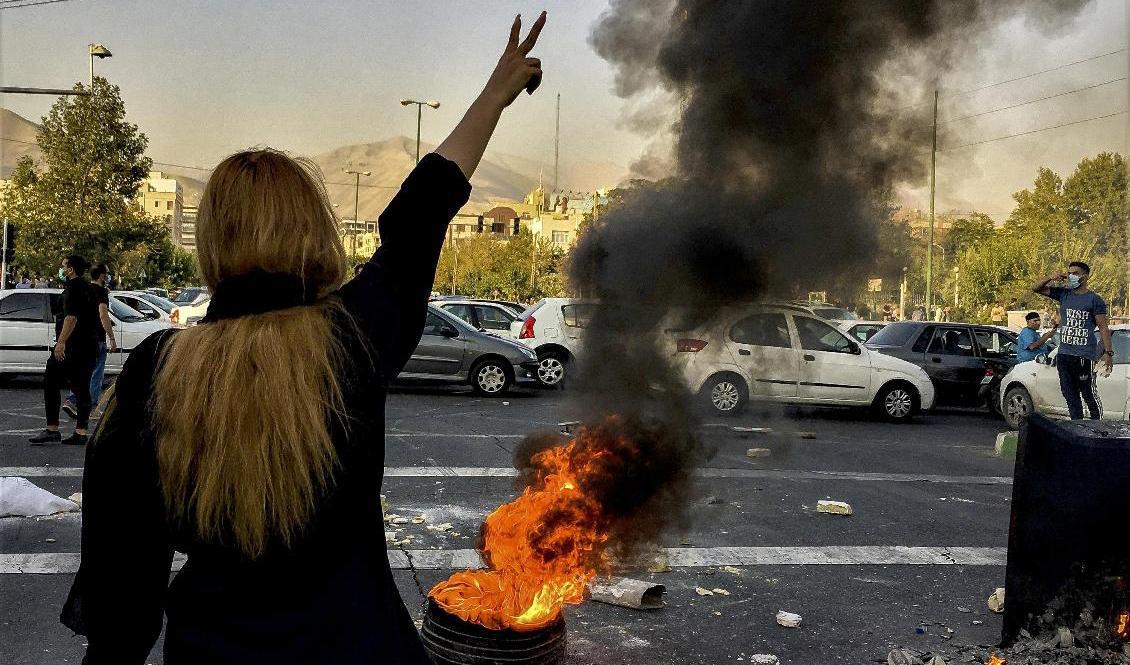 Iran har skakats av protester sedan den 16 september då den 22-åriga Mahsa Zhina Amini avled i den hårdföra moralpolisens förvar. Arkivbild. Foto: AP/TT