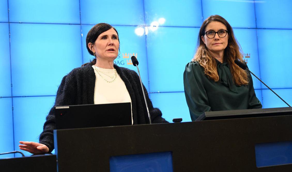 Miljöpartiets språkrör Märta Stenevi och partiets ekonomiskpolitiska talesperson Janine Alm Ericson presenterar partiets budgetförslag inför 2023. Foto: Fredrik Sandberg/TT