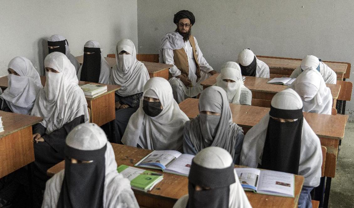 Skolor för tonårsflickor har stängts över större delen av landet. Bild från en skola som dock var öppen i augusti 2022. Arkivbild. Foto: Ebrahim Noroozi/AP/TT