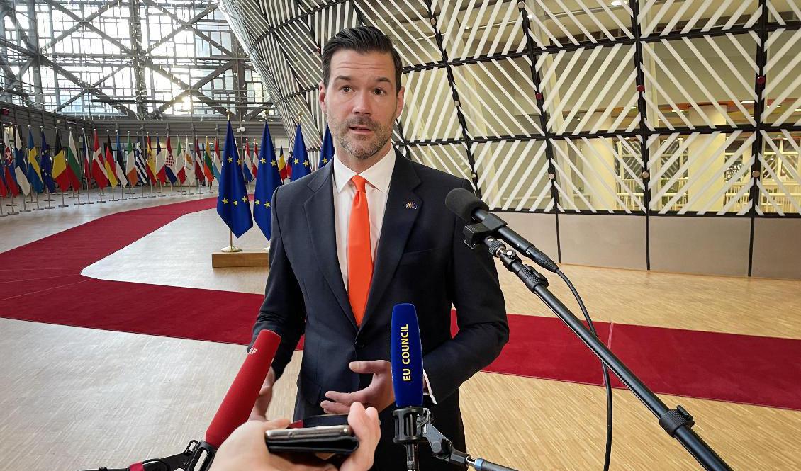 Utrikeshandelsminister Johan Forssell (M) på väg in till fredagens EU-möte i Bryssel. Foto: Wiktor Nummelin/TT