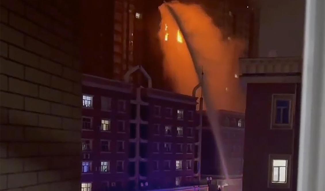 En videobild från branden i den kinesiska regionen Xinjiang. Foto: AP/TT