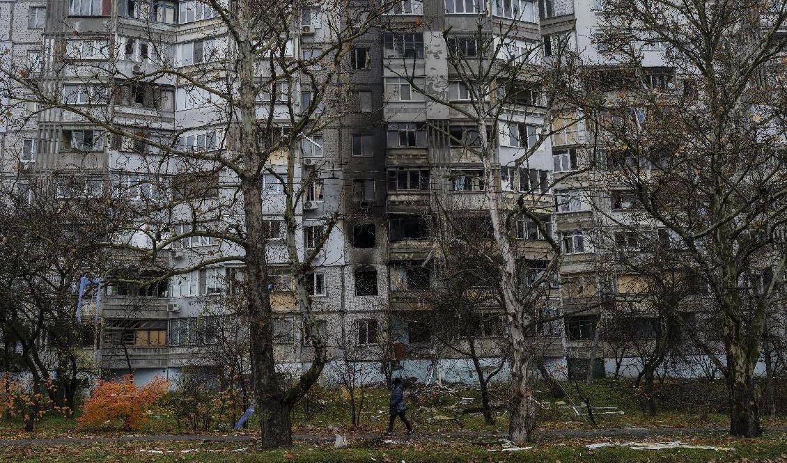 Ett hus i Cherson som förstörts av rysk beskjutning. Bild från i fredags. Foto: Bernat Armangue/AP/TT