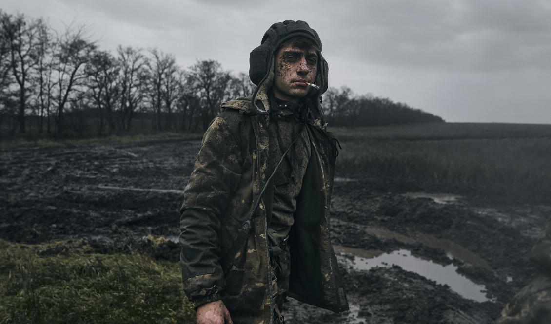 En ukrainsk soldat i Donetskregionen i östra Ukraina. Bild från i tisdags. Foto: Libkos/AP/TT