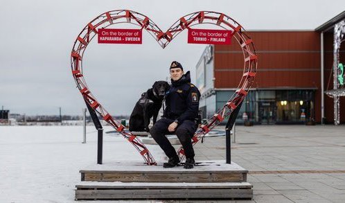 Årets narkotikahund Loki tillsammans med sin hundförare Erik Furmark. Pressbild. Foto: Lisa Björk