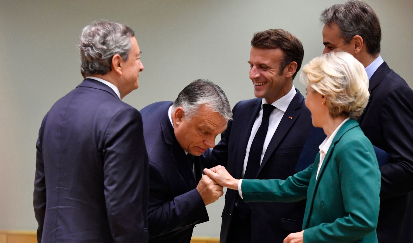 Ungerns premiärminister Viktor Orbán bockar för EU-kommissionens ordförande Ursula von der Leyen vid ett EU-toppmöte i oktober. Arkivbild. Foto: Geert Vanden Wijngaert/AP/TT
